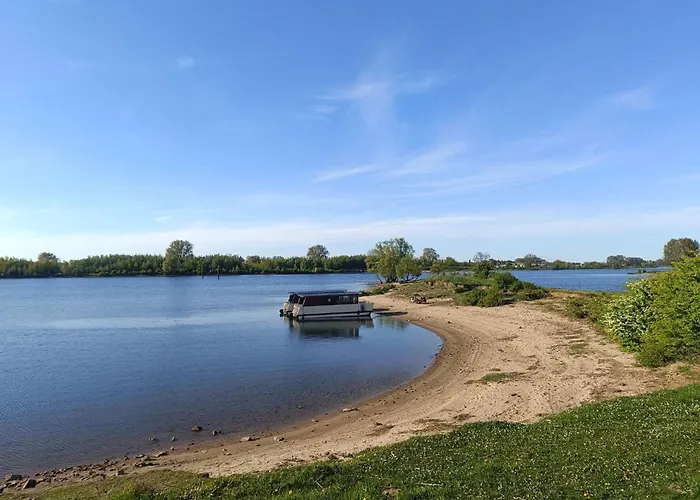 Houseboats Úszó hotel